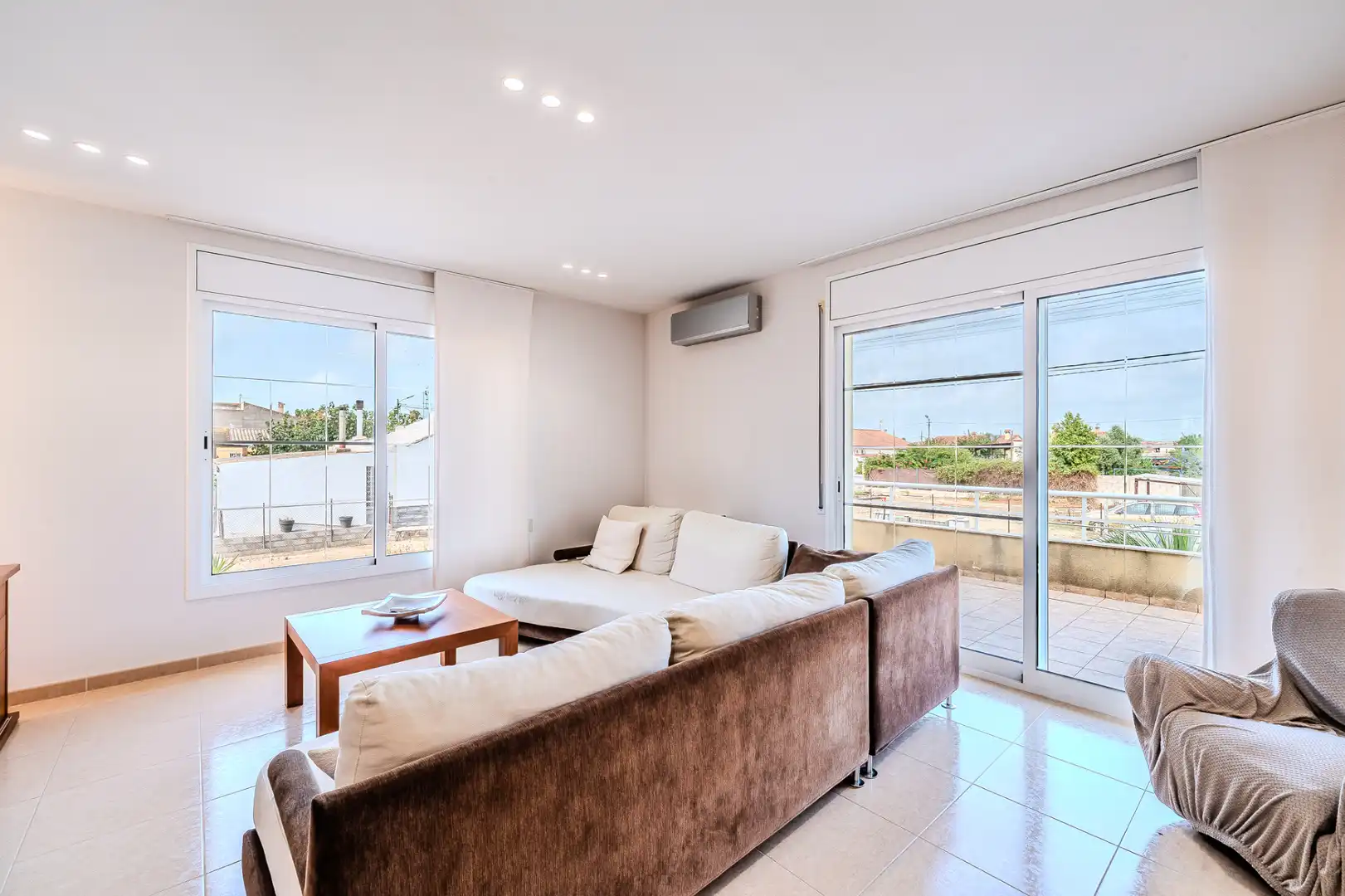 Sala d'estar de Casa o xalet en venda en Deltebre amb Aire condicionat, Calefacció i Jardí privat