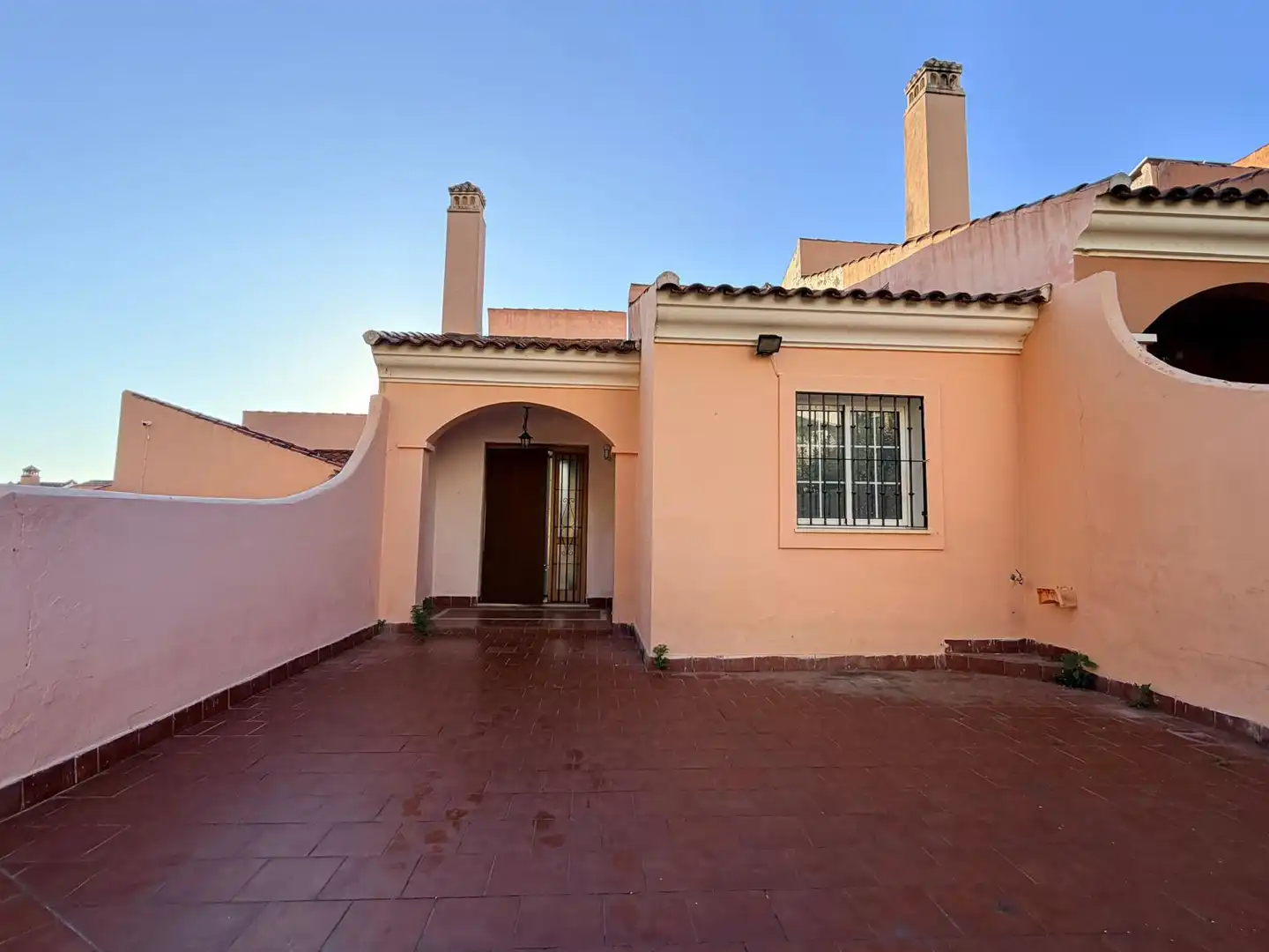 Vista exterior de Casa adosada en venta en Mijas con Jardín privado, Terraza y Trastero
