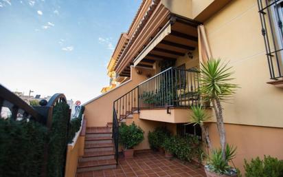 Vista exterior de Casa adosada en venda en Churriana de la Vega amb Aire condicionat, Calefacció i Jardí privat