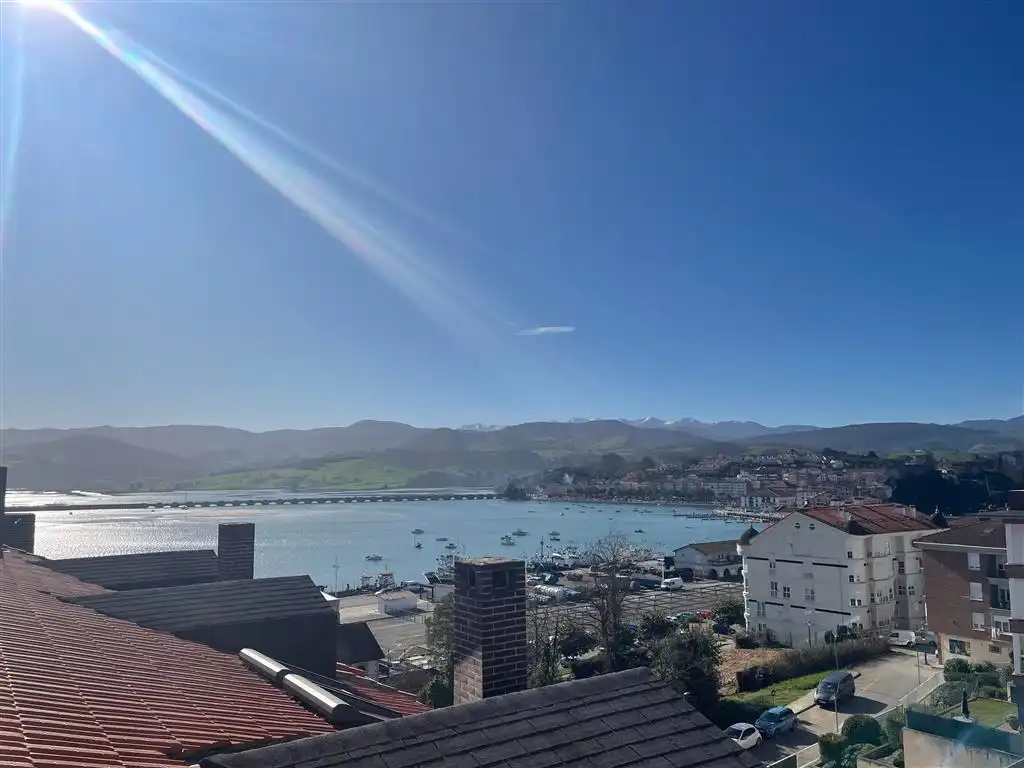 Vista exterior de Dúplex de lloguer amb opció a compra en San Vicente de la Barquera amb Calefacció, Parquet i Piscina