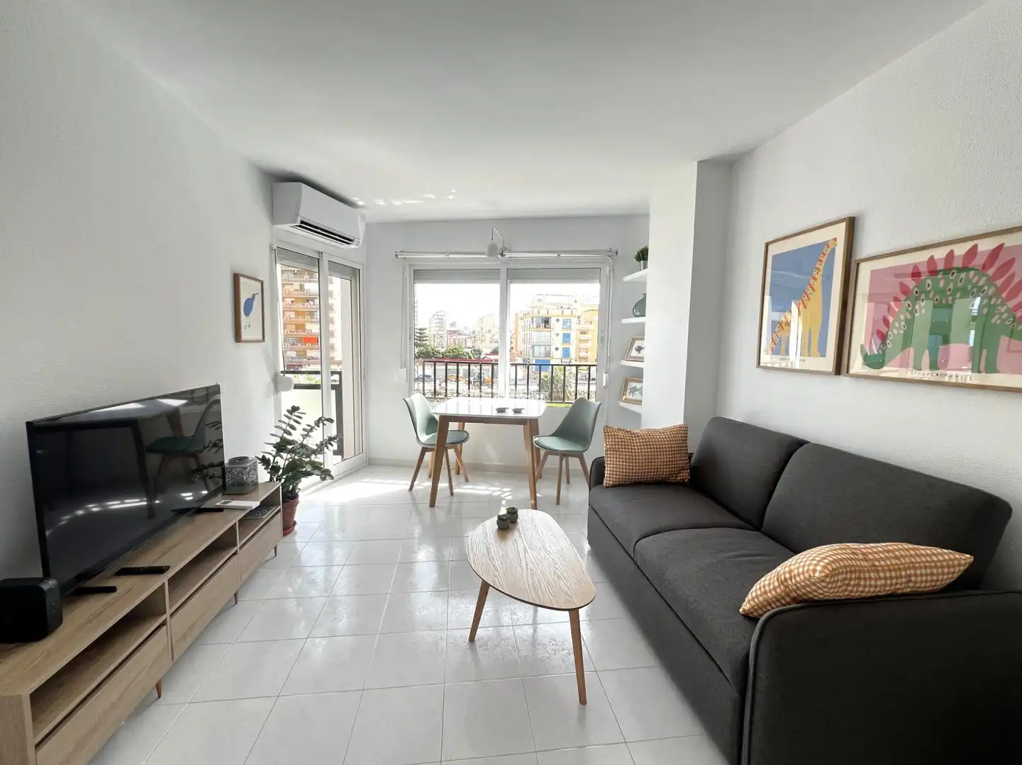Sala d'estar de Apartament de lloguer en Fuengirola amb Aire condicionat, Calefacció i Jardí privat