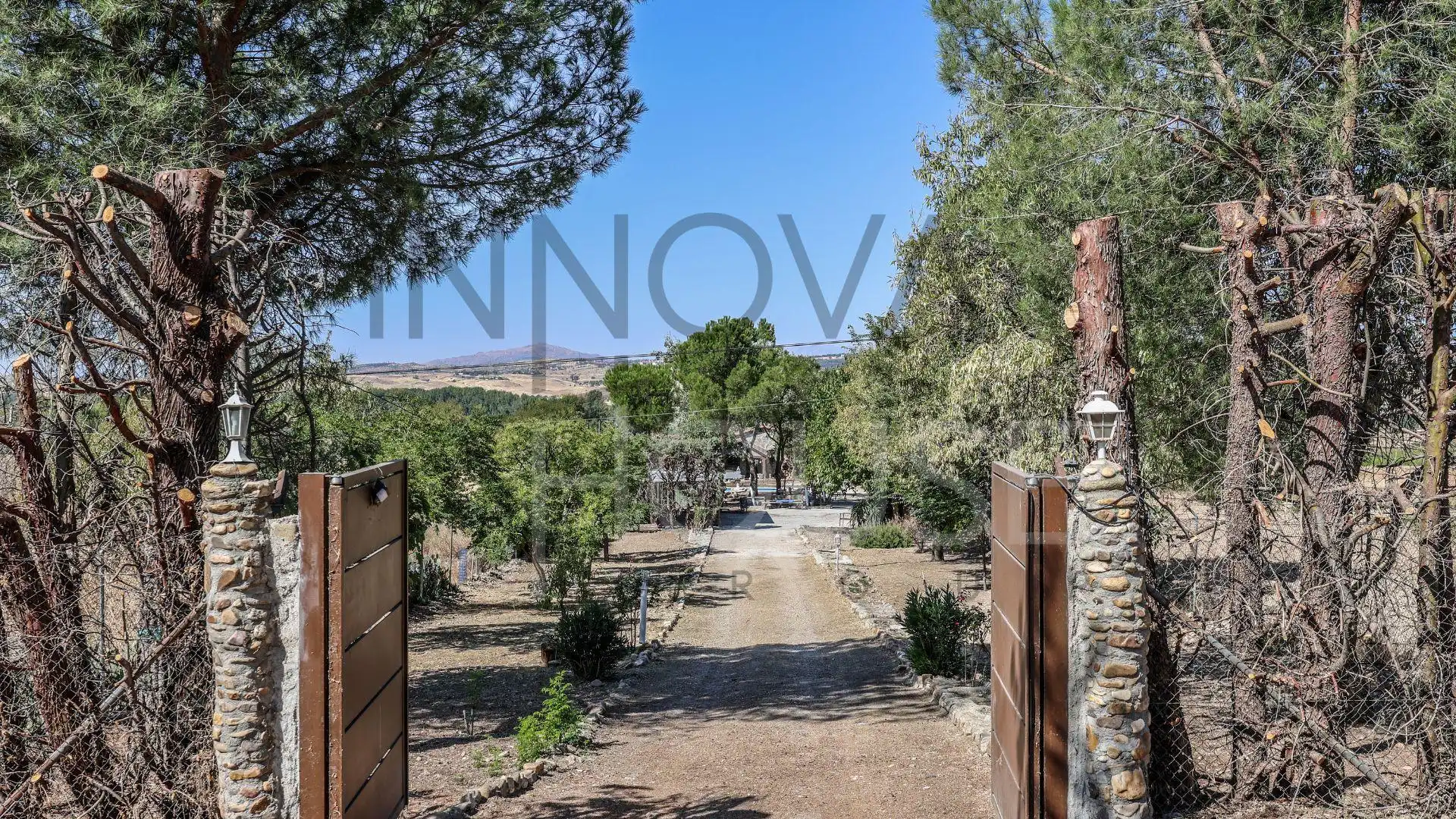 Vista exterior de Casa o xalet en venda en Talamanca de Jarama amb Jardí privat, Terrassa i Piscina