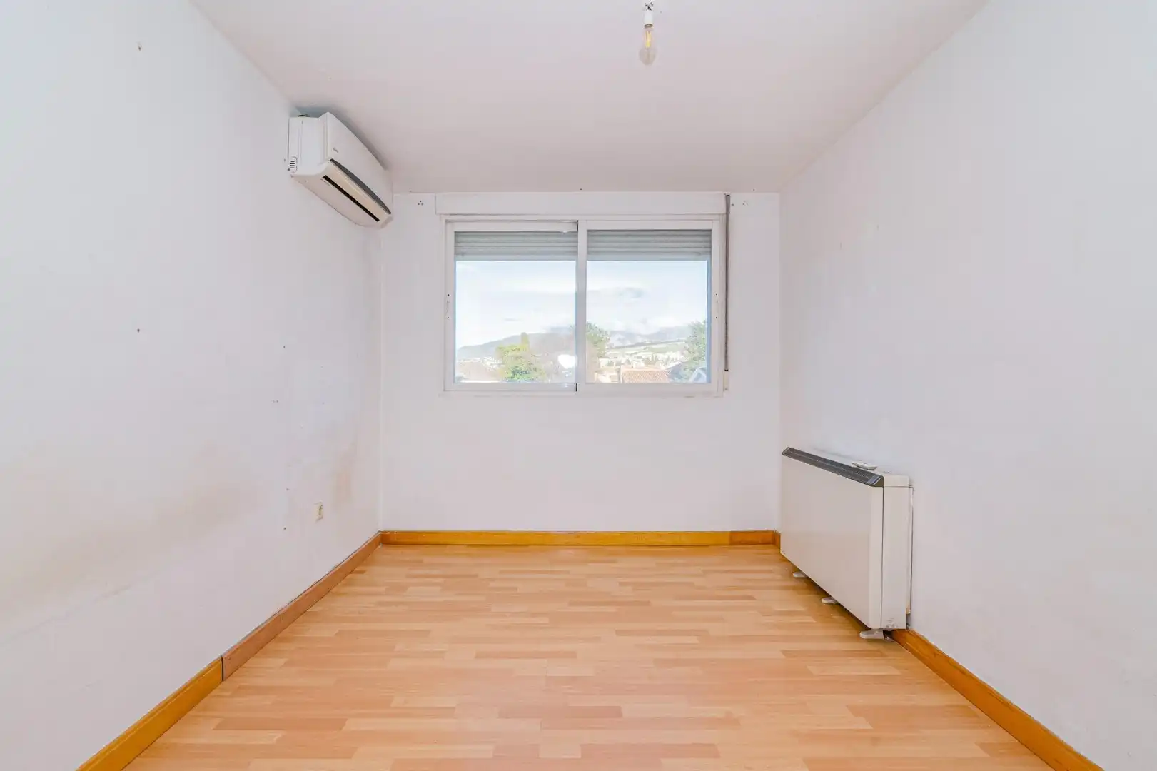 Schlafzimmer von Dachboden zum Verkauf in La Zubia mit Klimaanlage, Terrasse und Abstellraum