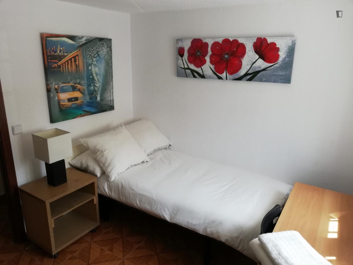 Dormitori de Casa o xalet per a compartir en  Madrid Capital amb Moblat, Forn i Rentadora