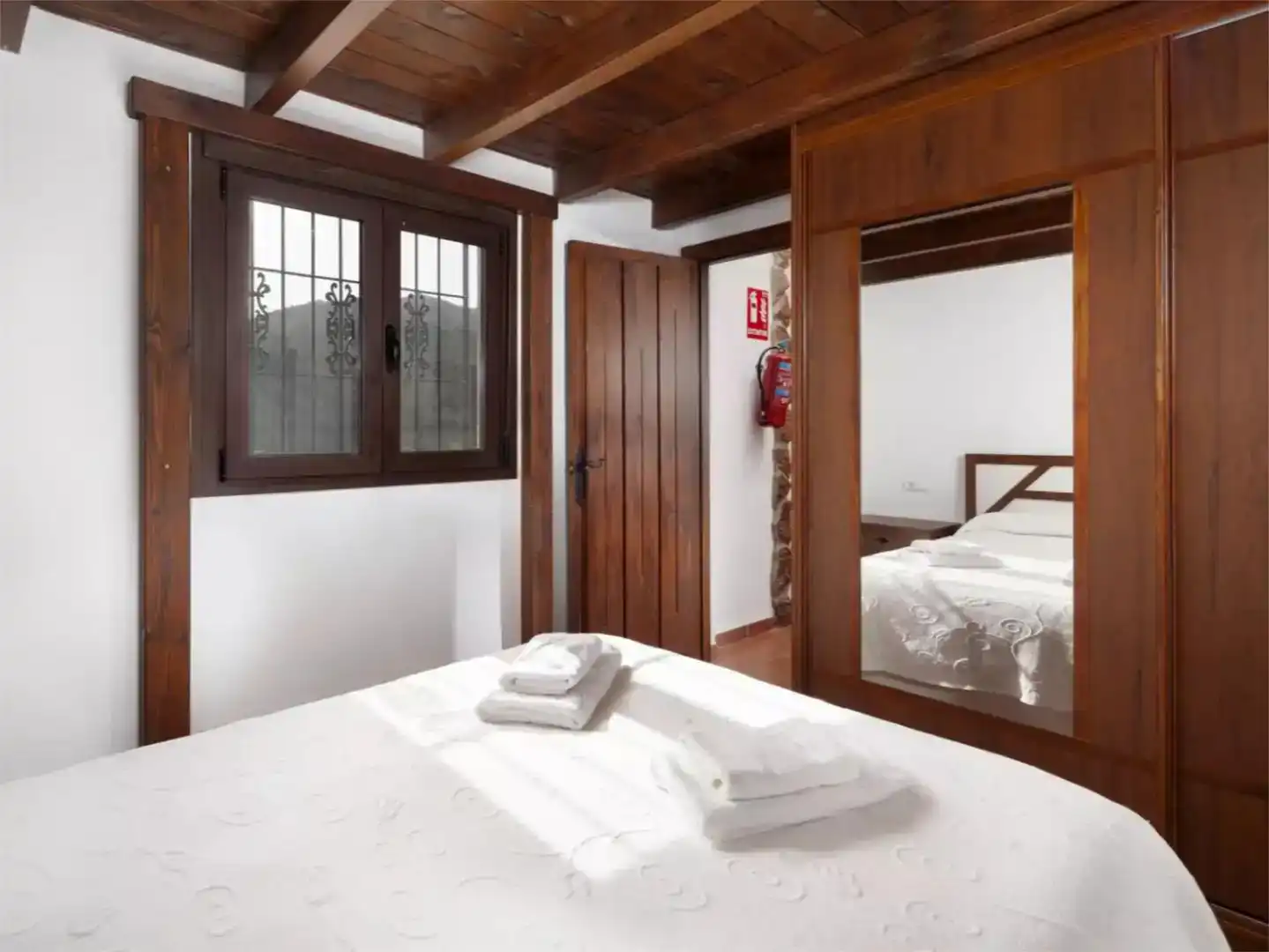 Dormitori de Finca rústica de lloguer en Cútar amb Aire condicionat, Jardí privat i Piscina
