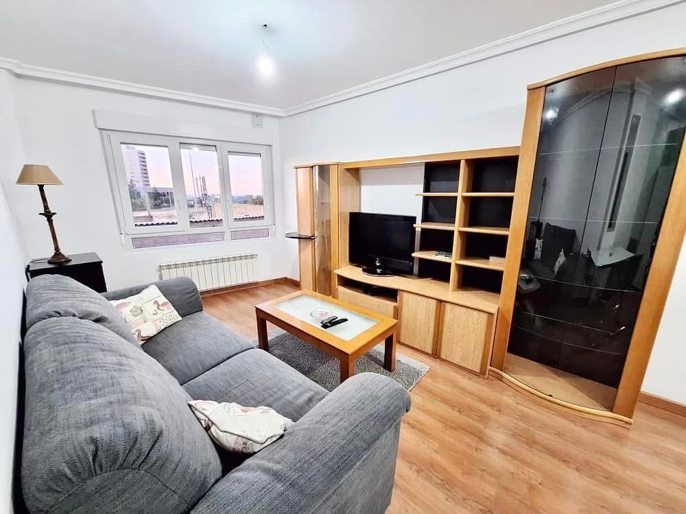 Sala d'estar de Apartament en venda en León Capital  amb Calefacció, Parquet i Terrassa