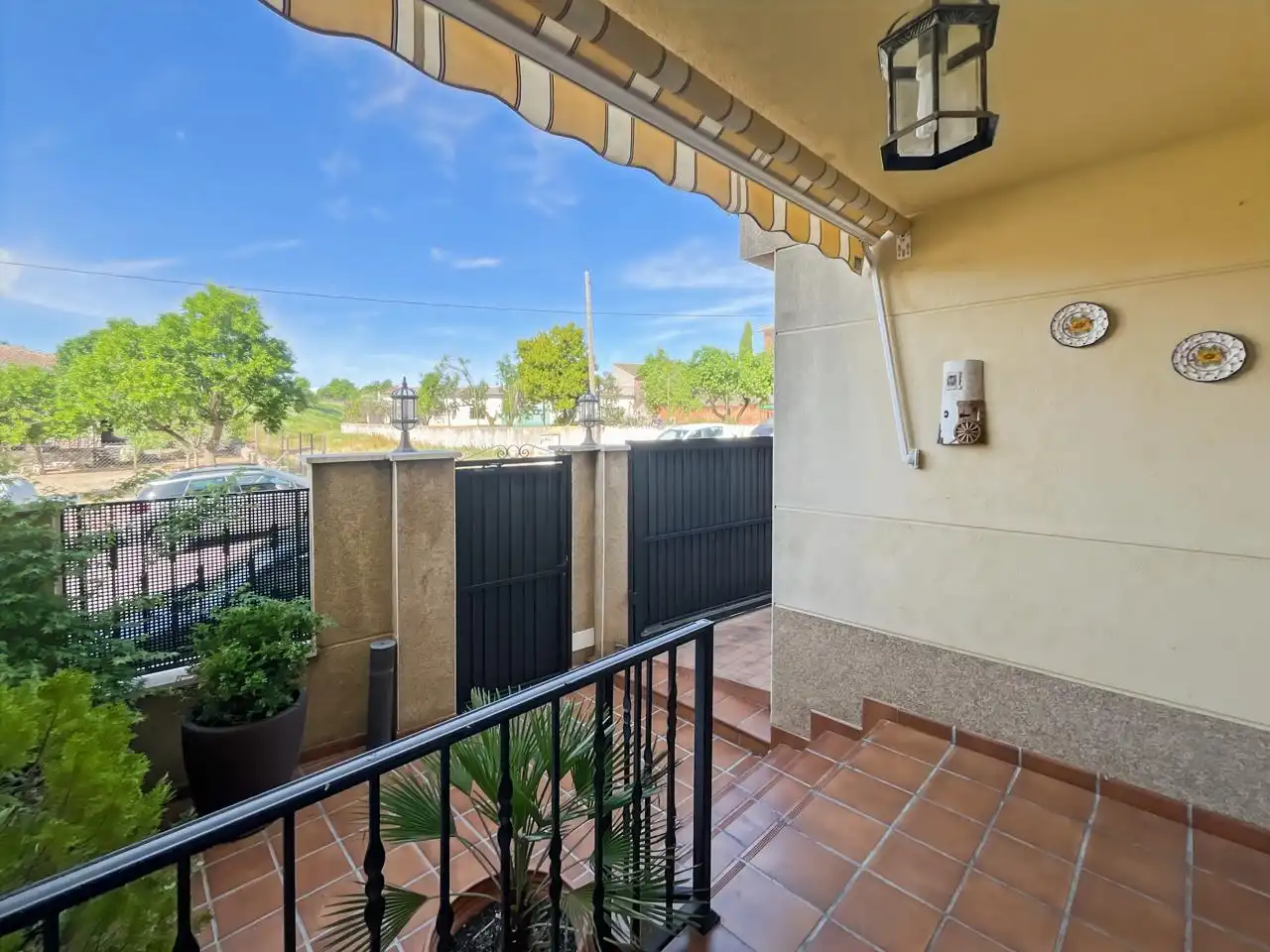Terrassa de Casa adosada en venda en Valdelaguna amb Calefacció, Jardí privat i Terrassa