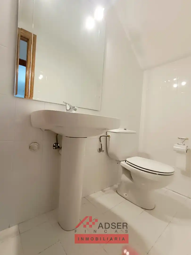 Bany de Casa o xalet en venda en  Logroño amb Aire condicionat, Calefacció i Jardí privat