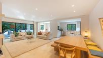 Sala d'estar de Planta baixa en venda en Marbella amb Aire condicionat i Piscina