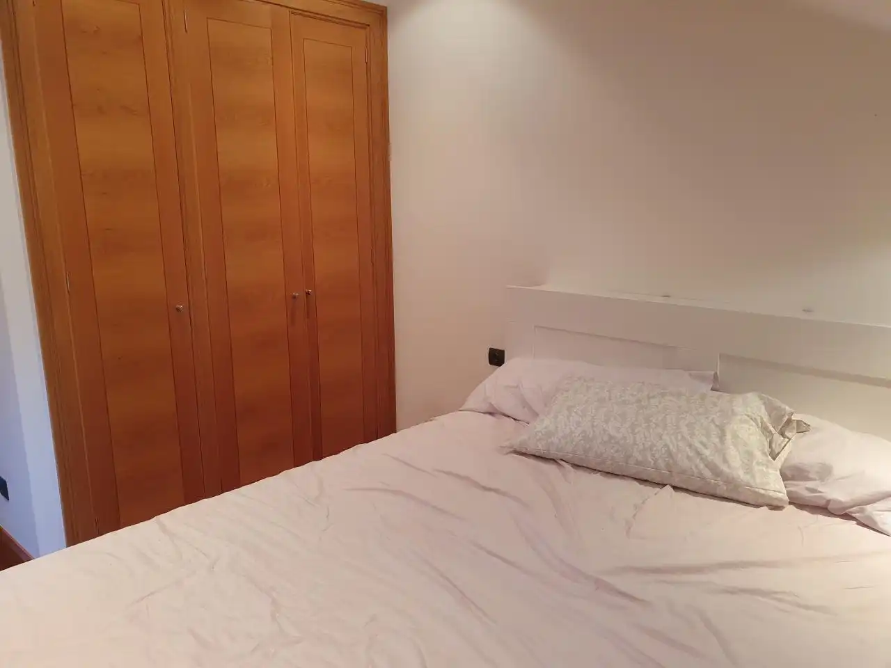 Dormitori de Casa adosada en venda en Vigo  amb Calefacció, Jardí privat i Moblat
