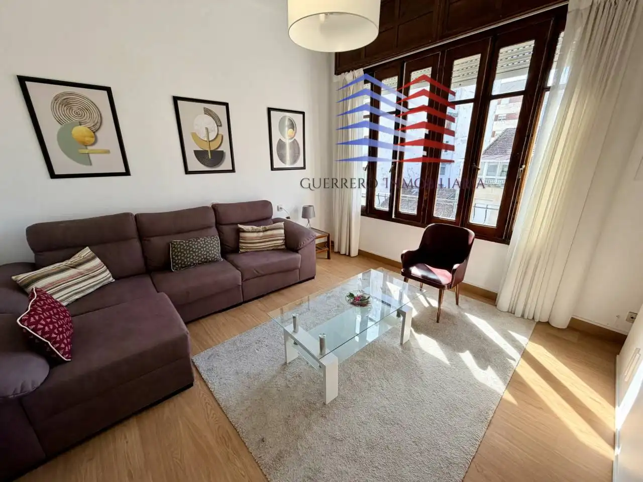 Sala d'estar de Apartament de lloguer en O Carballiño   amb Calefacció, Parquet i Moblat