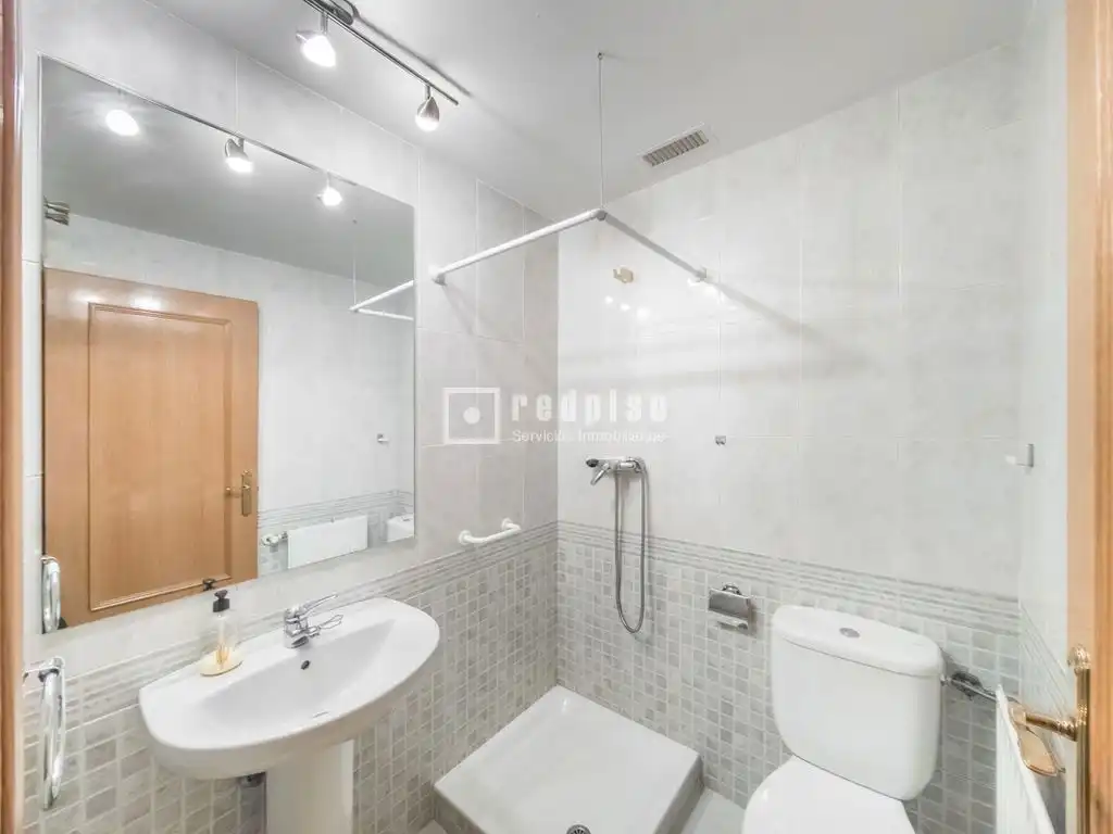 Bathroom of Flat for sale in Madrid  with Heating, Private garden and Parquet flooring
