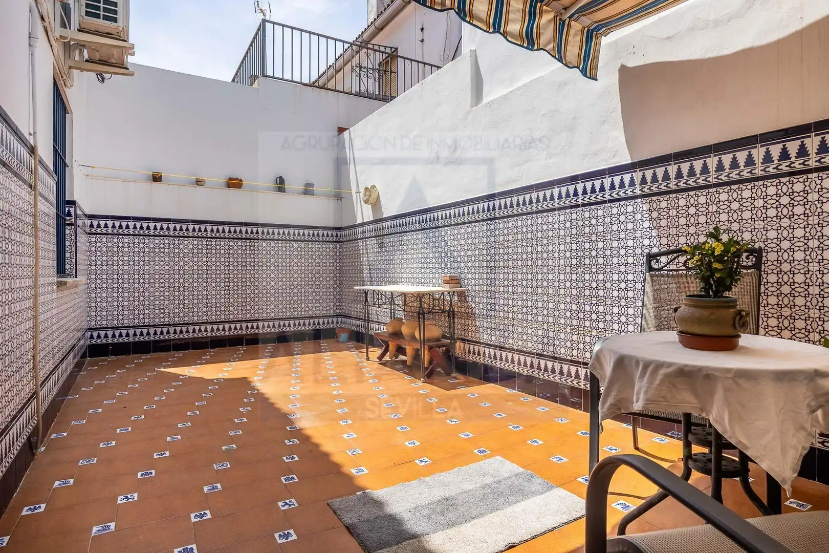 Terrasse von Einfamilien-Reihenhaus zum Verkauf in Mairena del Aljarafe mit Klimaanlage und Privatgarten