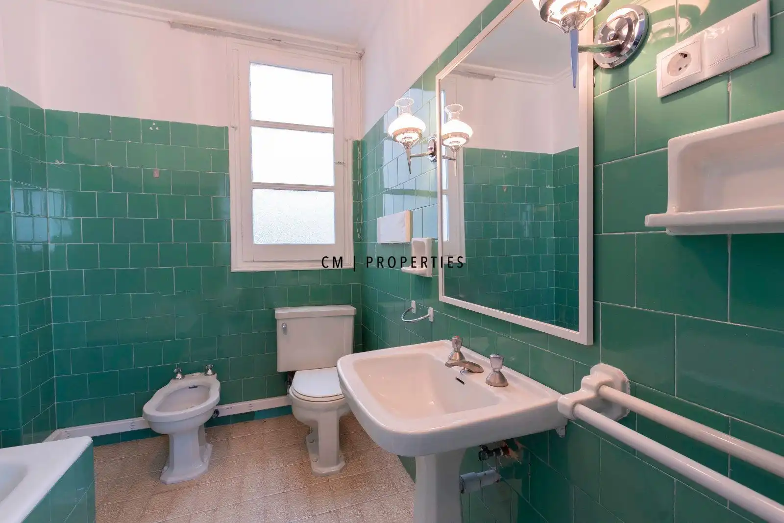 Bathroom of Office for rent in Valencia  with Air Conditioner, Heating and Furnished