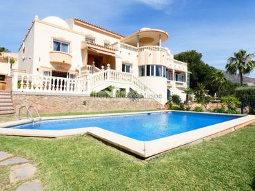 Casa amb piscina en venda a Calle de finlandia