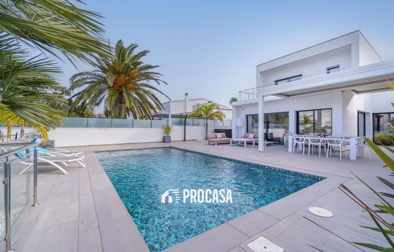 Chalet con piscina en venta en Falconera
