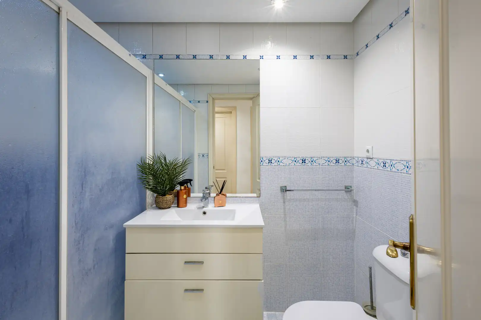 Badezimmer von Wohnungen zum Verkauf in Marbella mit Klimaanlage, Terrasse und Möbliert