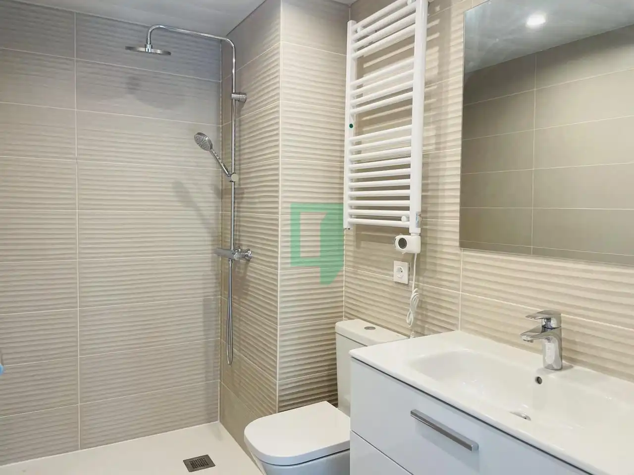 Badezimmer von Maisonette zum Verkauf in Badalona mit Klimaanlage