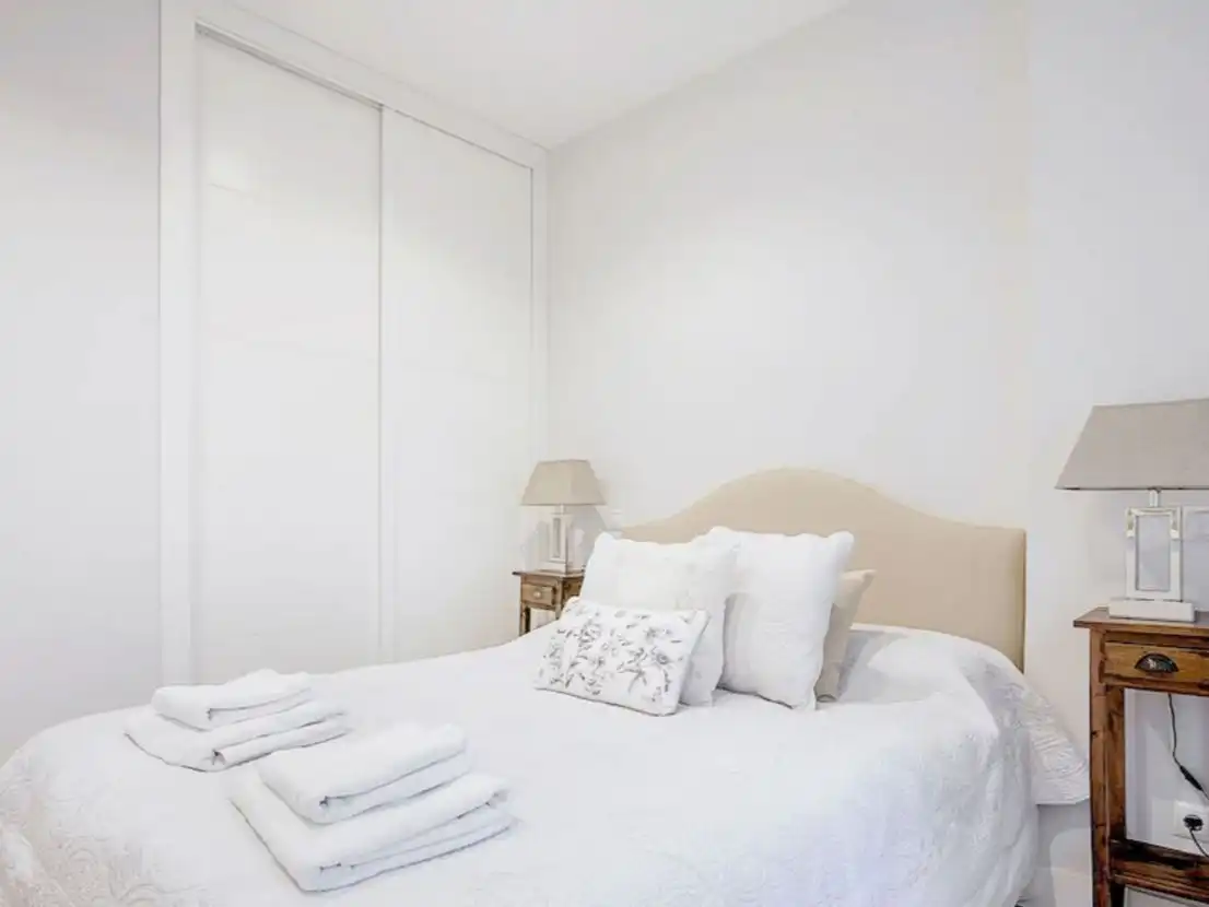 Schlafzimmer von Wohnungen zur Miete in Marbella mit Klimaanlage, Parkett und Möbliert
