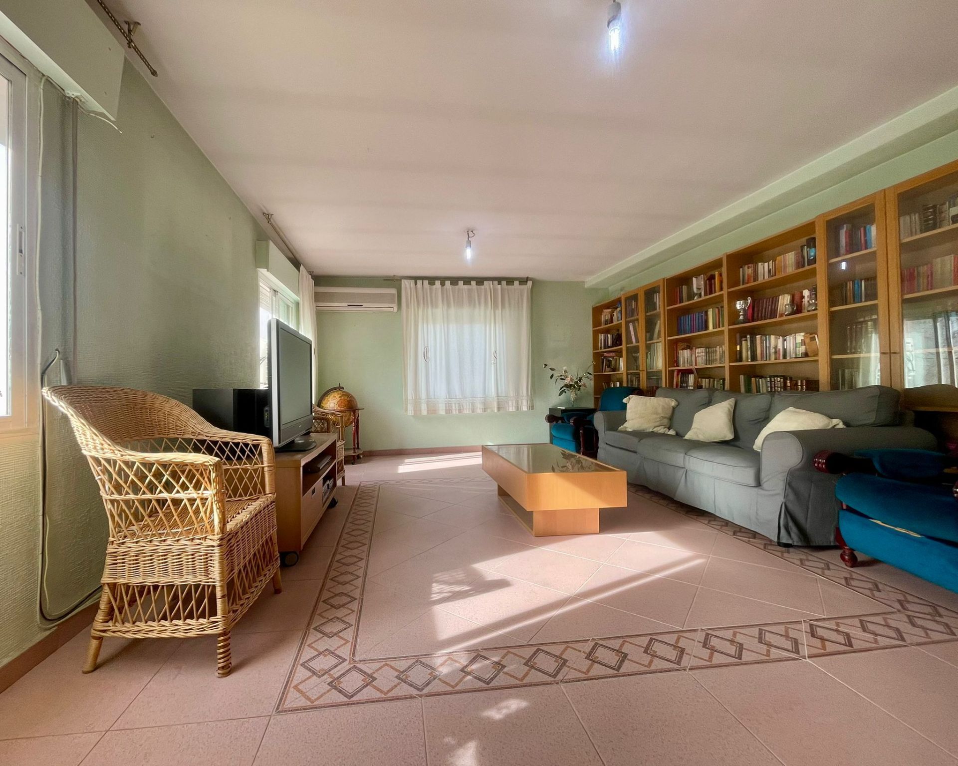 Living room of House or chalet for sale in Pozuelo del Rey  with Air Conditioner and Storage room