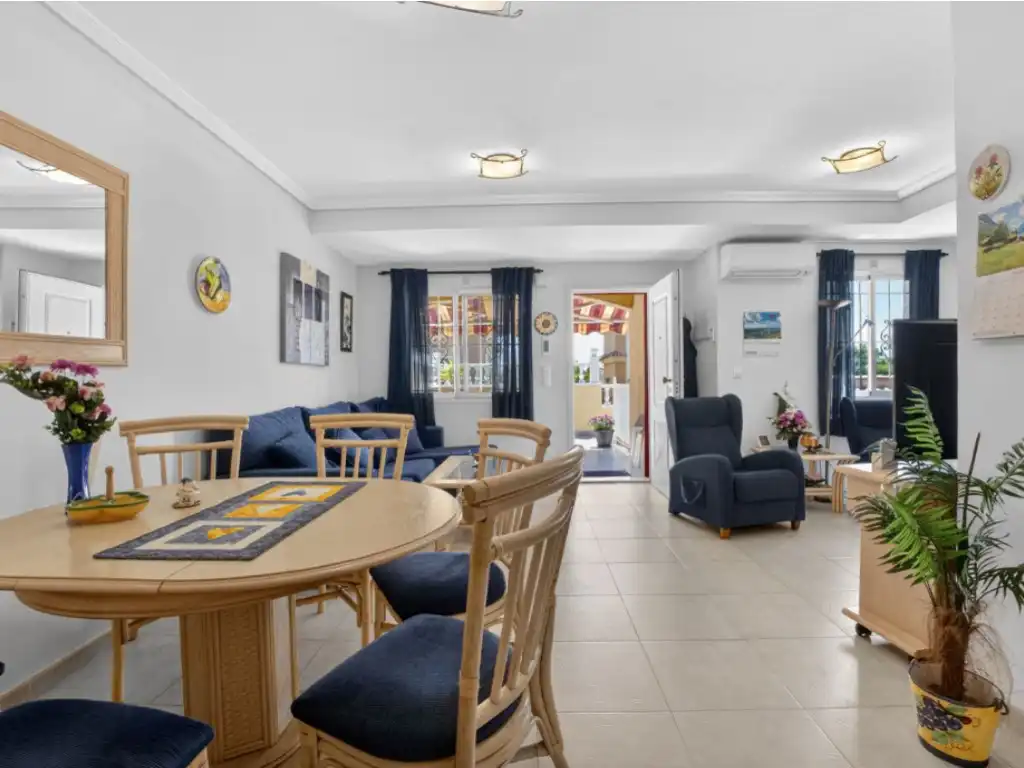 Sala d'estar de Casa adosada en venda en Torrevieja amb Aire condicionat, Jardí privat i Terrassa