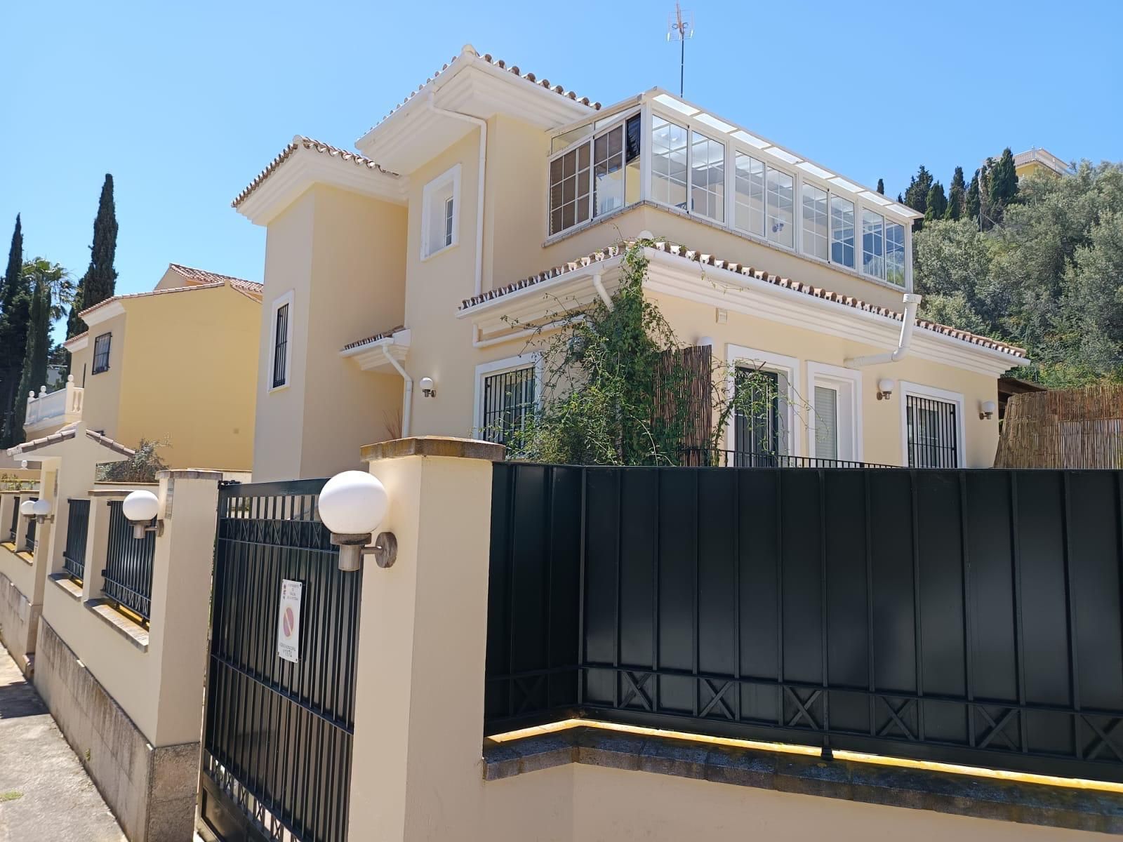 Vista exterior de Casa o xalet en venda en Rincón de la Victoria amb Aire condicionat, Calefacció i Jardí privat