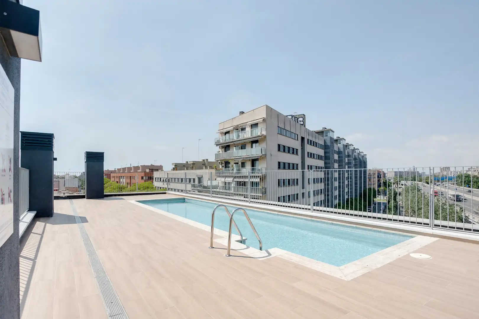Piscina de Pis en venda en Badalona amb Moblat i Balcó