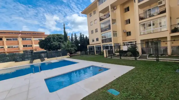 Piscina de Piso en venta en Benalmádena con Terraza y Piscina comunitaria