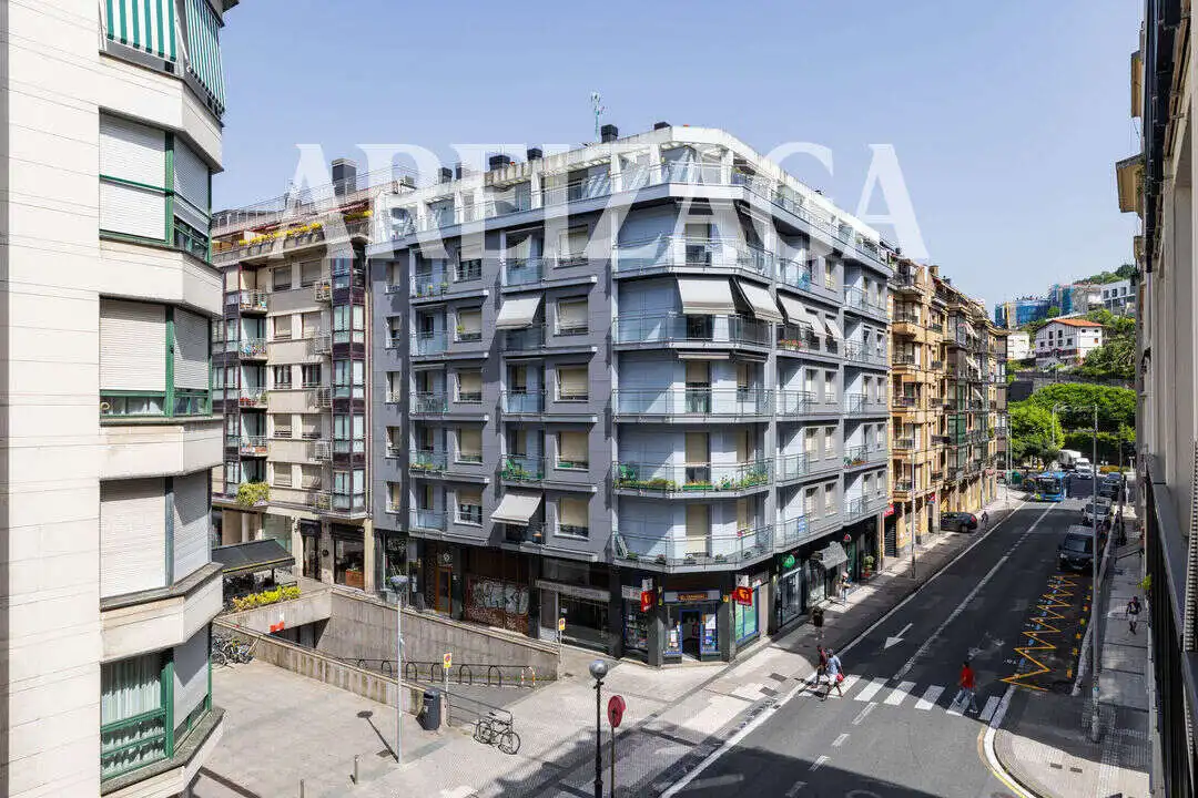 Vista exterior de Pis en venda en Donostia - San Sebastián  amb Calefacció i Balcó