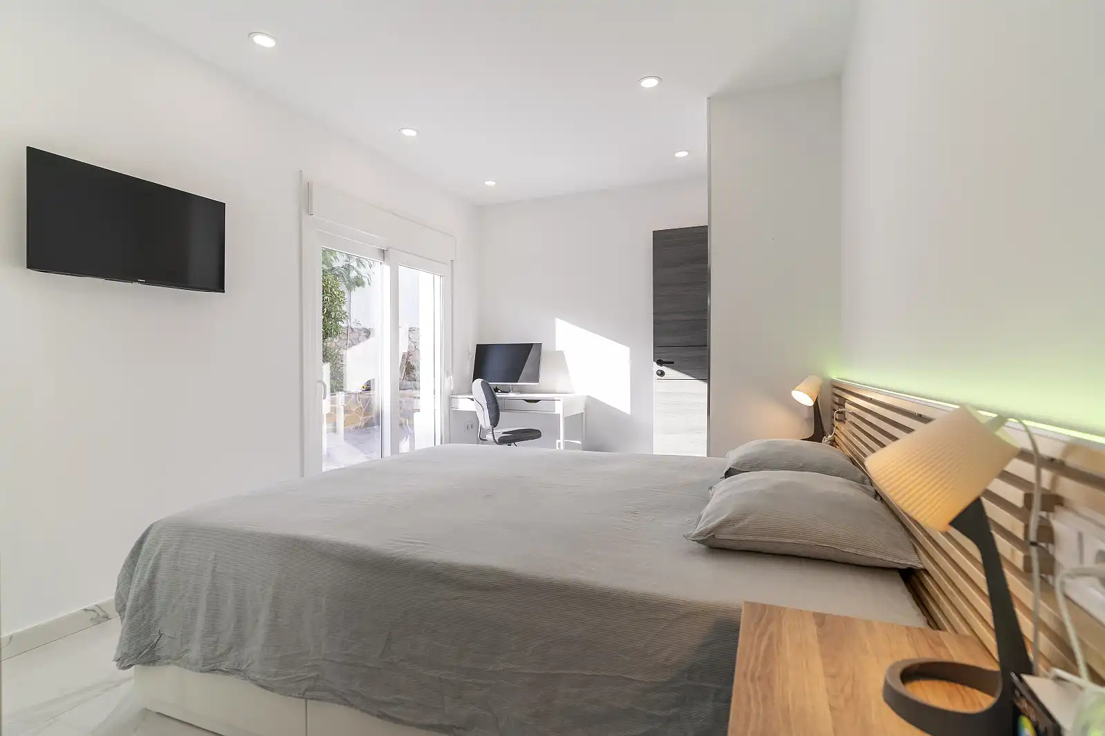 Bedroom of Houses for sale in Benalmádena  with Air Conditioner, Terrace and Swimming Pool
