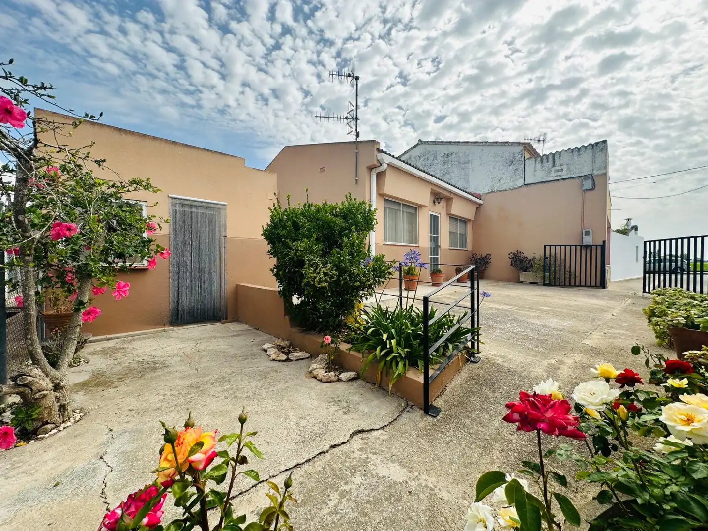 Vista exterior de Casa o xalet en venda en Sant Jaume d'Enveja amb Jardí privat i Moblat