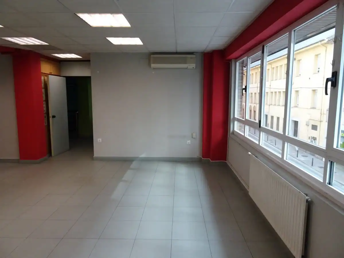 Büro zur Miete in Torrelavega  mit Klimaanlage, Abstellraum und Möbliert
