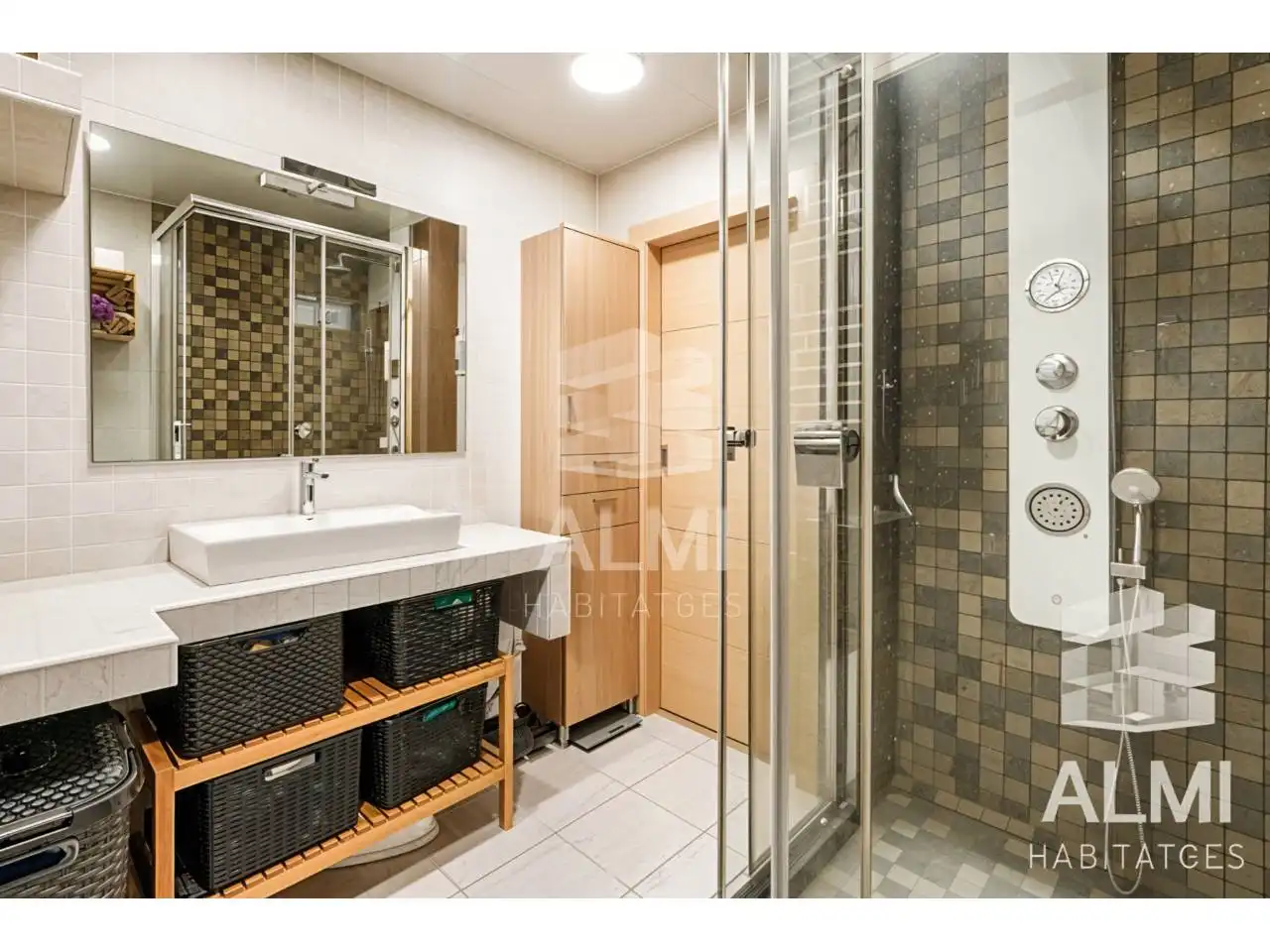 Badezimmer von Wohnung zum Verkauf in Barcelona mit Klimaanlage, Parkett und Terrasse