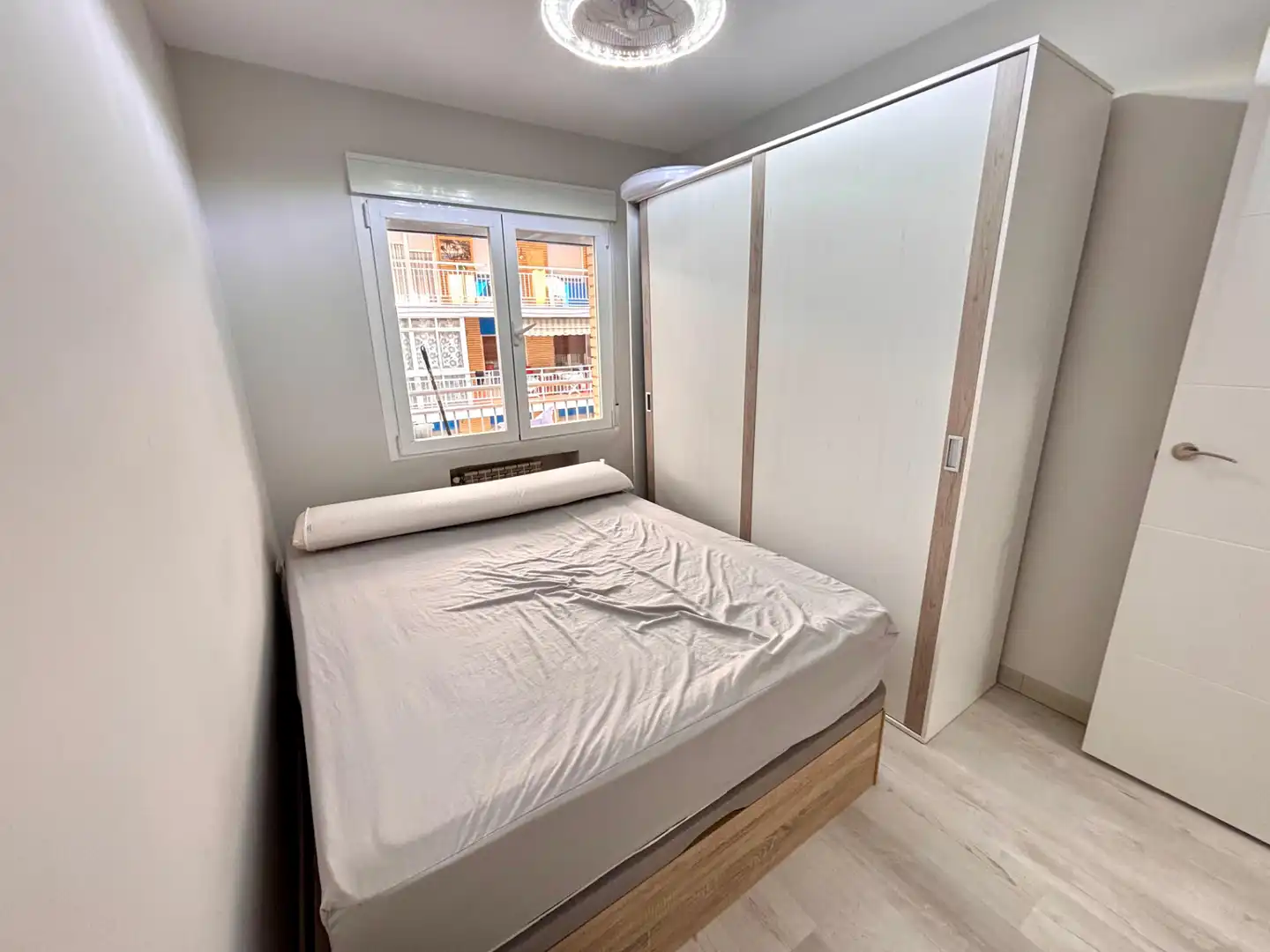 Habitación de Piso en venta en Alicante / Alacant con Aire acondicionado, Terraza y Amueblado