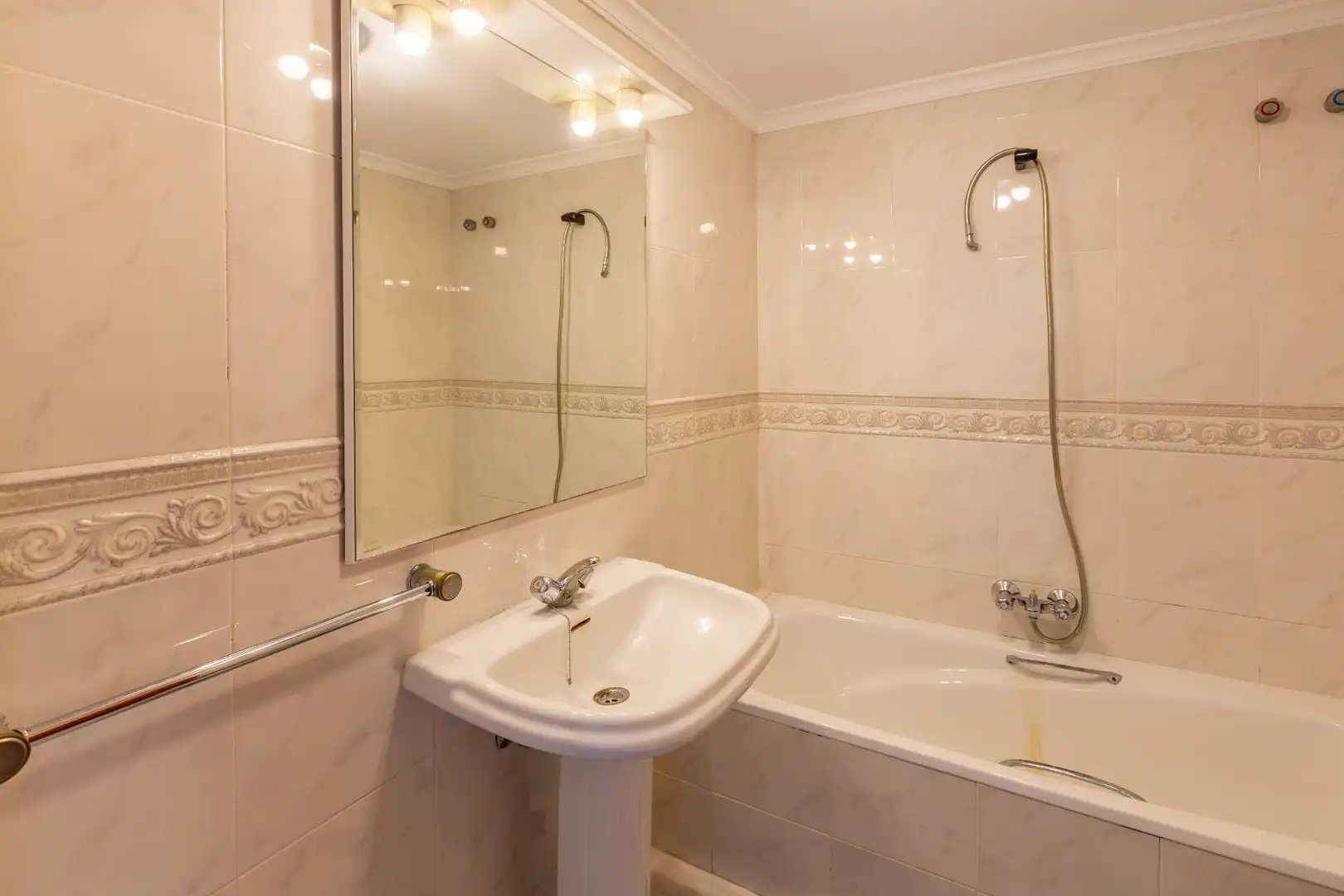 Baño de Piso en venta en Benidorm con Aire acondicionado, Calefacción y Piscina comunitaria