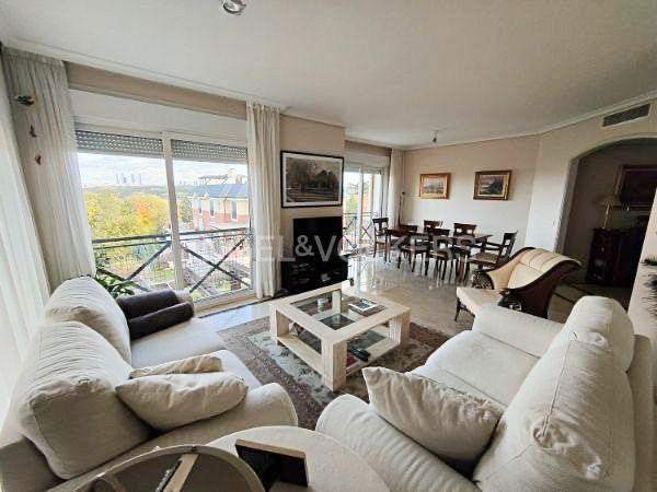 Sala d'estar de Àtic en venda en  Madrid Capital amb Aire condicionat, Calefacció i Jardí privat