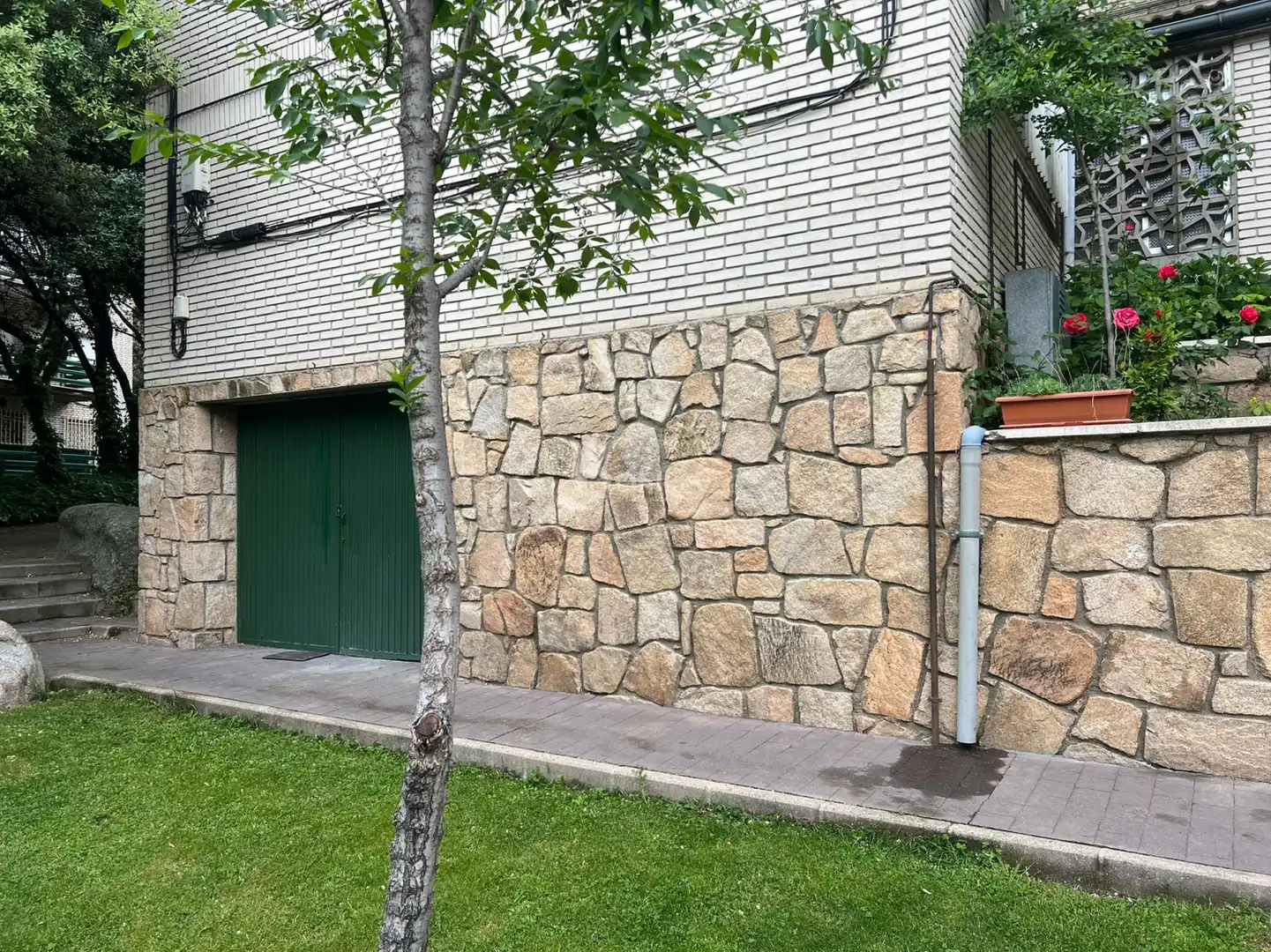 Außenansicht von Wohnung zum Verkauf in Fresnedillas de la Oliva mit Klimaanlage, Heizung und Privatgarten
