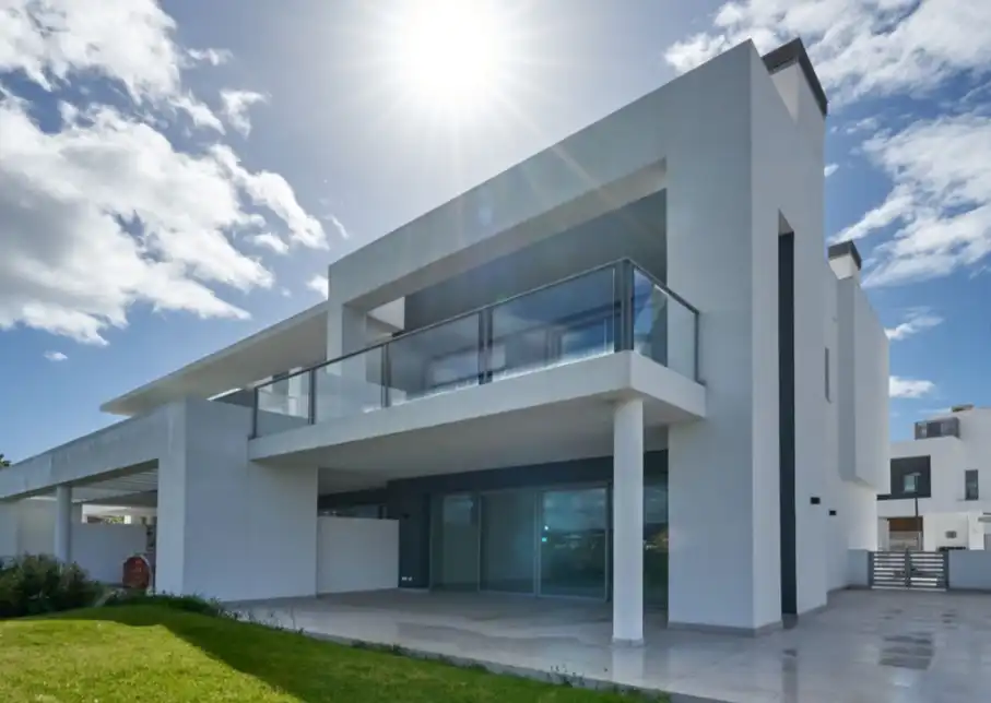 Außenansicht von Wohnung zum Verkauf in Marbella mit Terrasse, Abstellraum und Schwimmbad