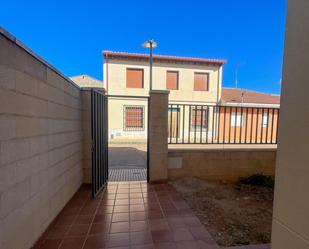 Vista exterior de Casa adosada en venda en Toro amb Calefacció, Jardí privat i Terrassa