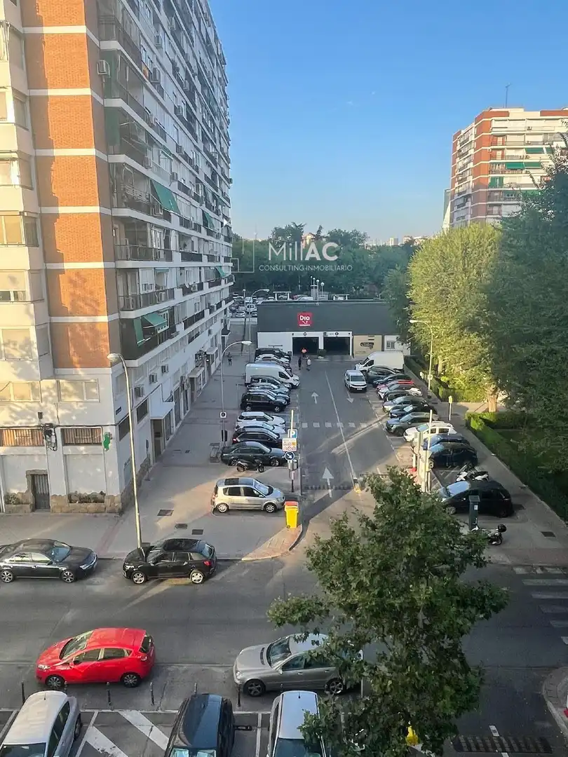 Parking de Piso de alquiler en Madrid con Terraza y Amueblado