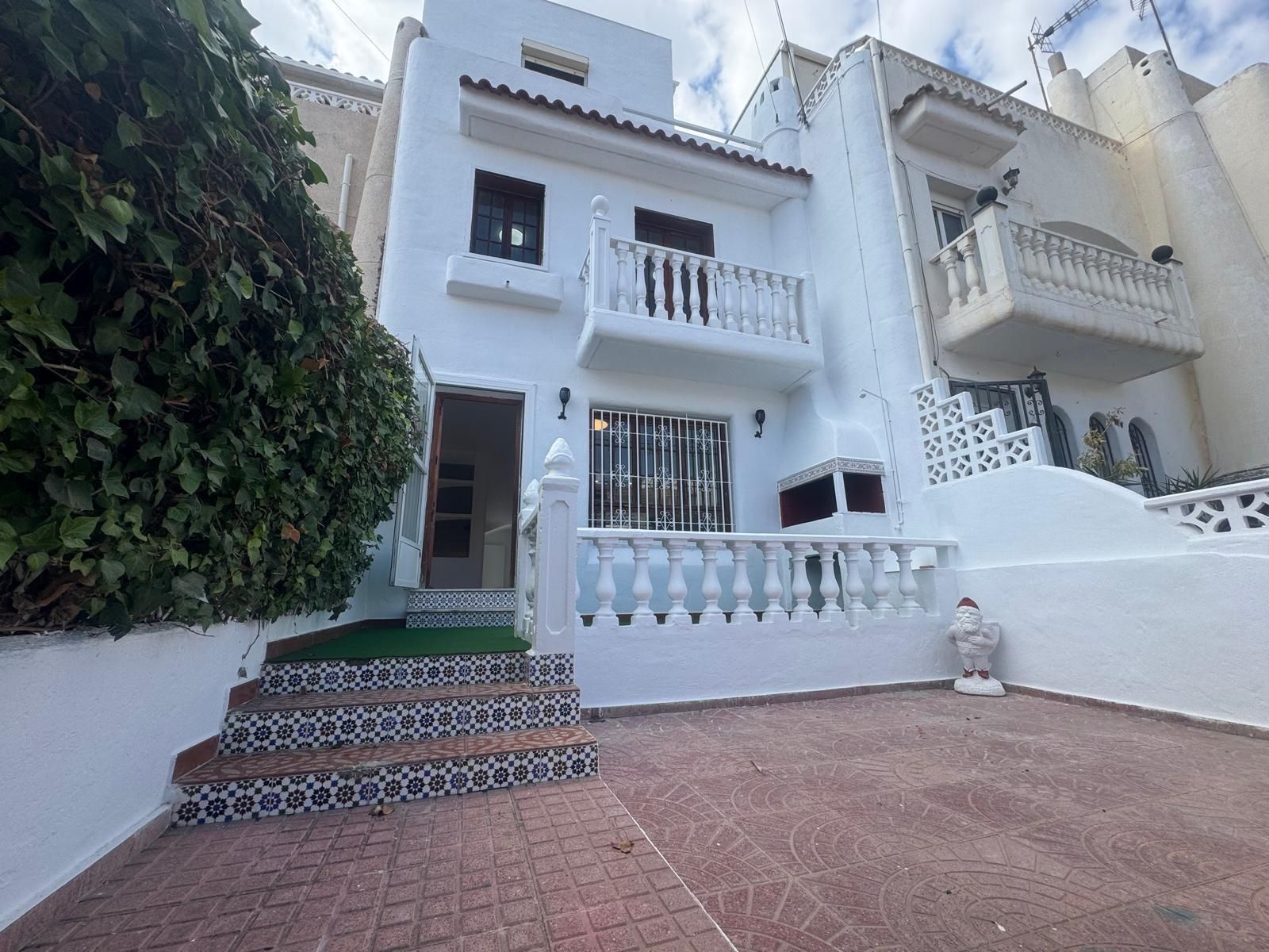 Vista exterior de Casa adosada en venda en Torrevieja amb Jardí privat, Terrassa i Traster
