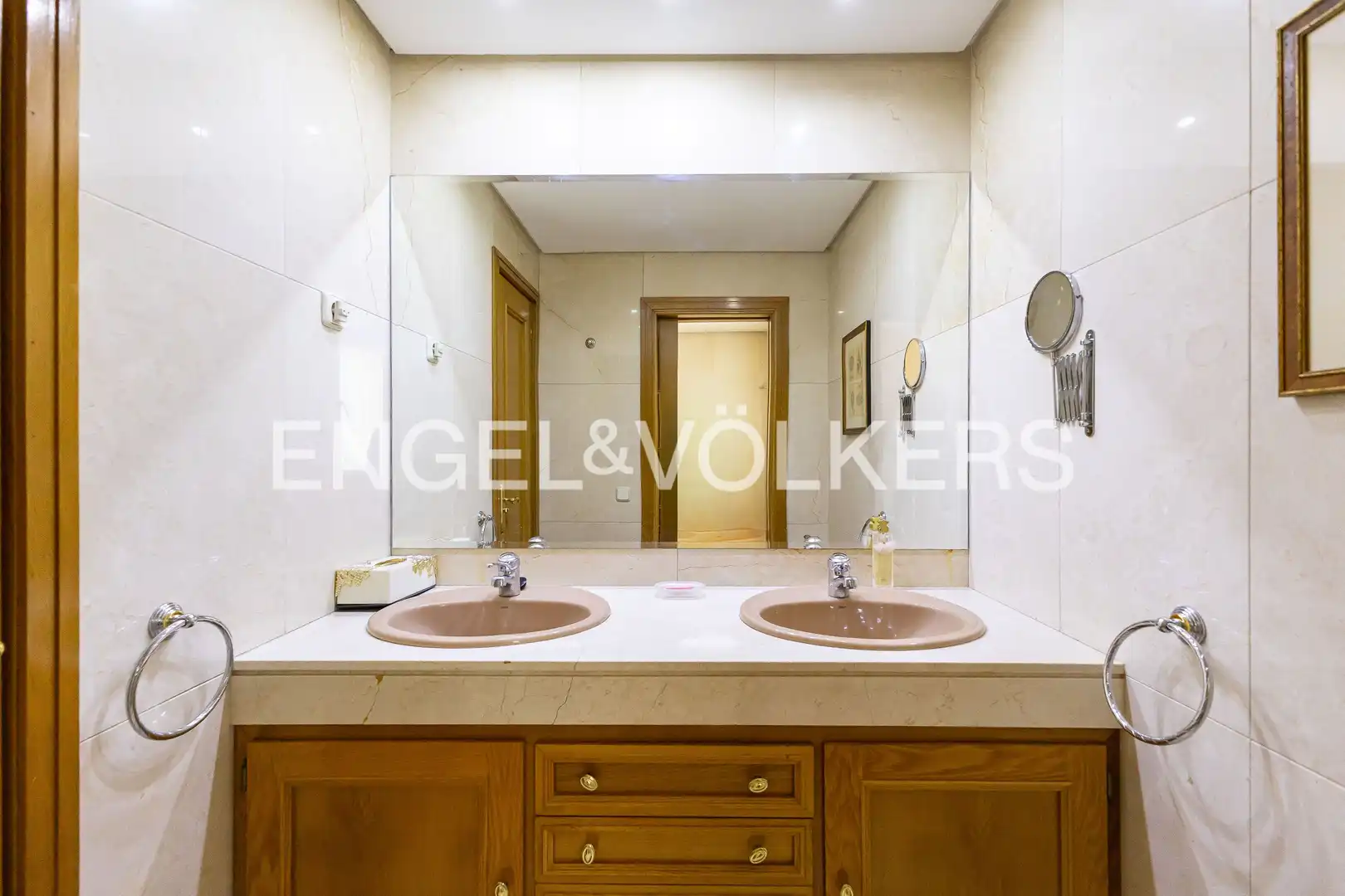 Baño de Casa adosada en venta en Madrid con Aire acondicionado, Calefacción y Jardín privado
