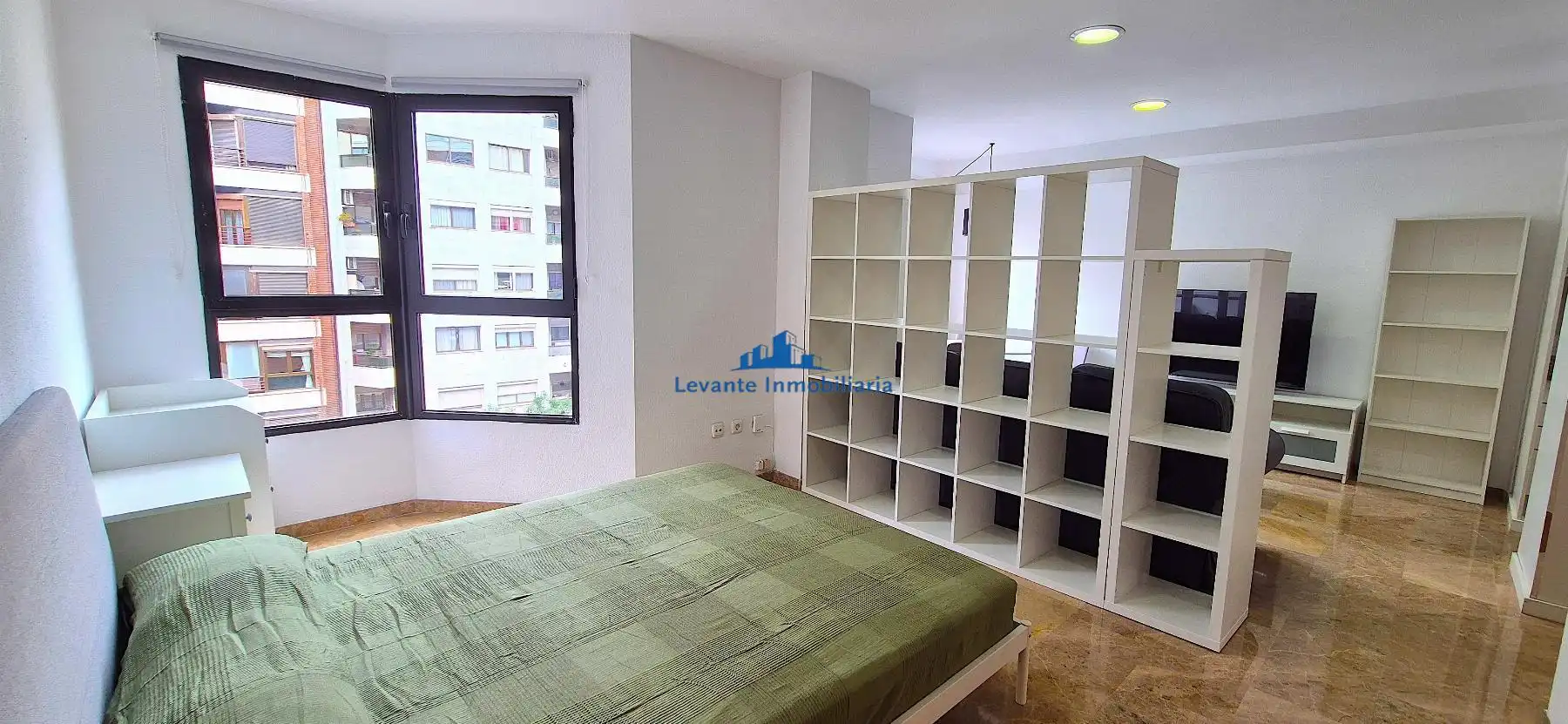 Dormitori de Estudi de lloguer en Valencia amb Aire condicionat i Moblat