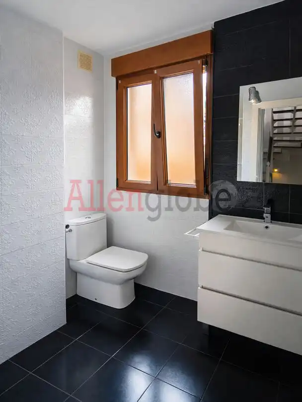 Baño de Piso en venta en Mieres (Asturias) con Calefacción, Terraza y Balcón