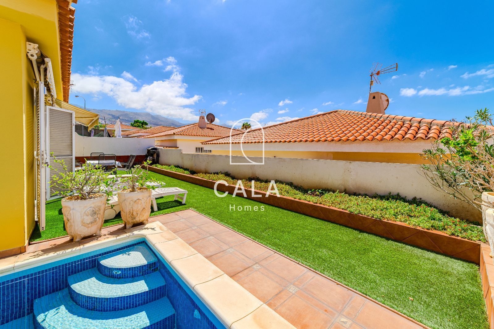Vista exterior de Casa o xalet en venda en Adeje amb Terrassa, Traster i Piscina