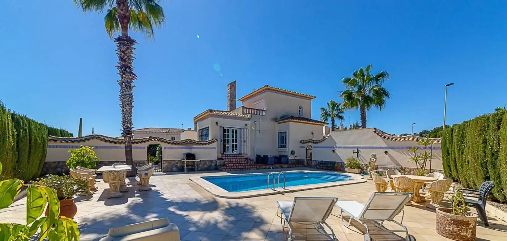 Vista exterior de Casa o xalet en venda en Orihuela amb Aire condicionat, Calefacció i Jardí privat