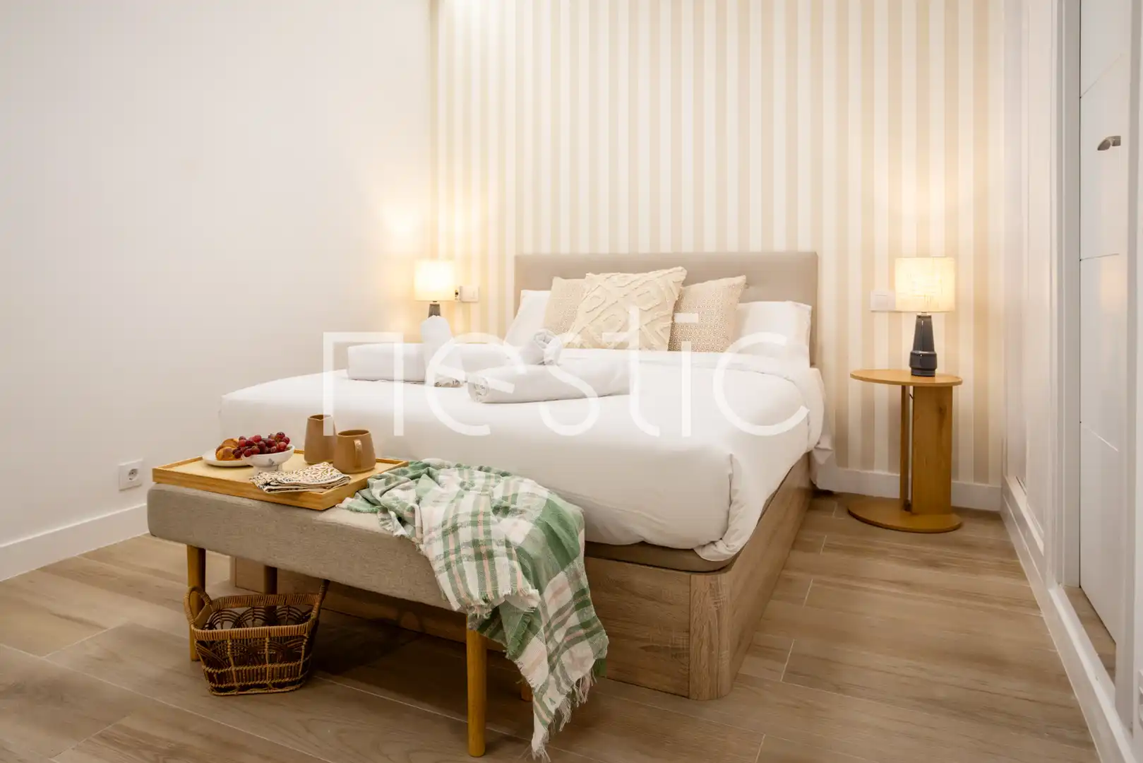 Dormitori de Apartament de lloguer en Madrid amb Aire condicionat, Calefacció i Moblat