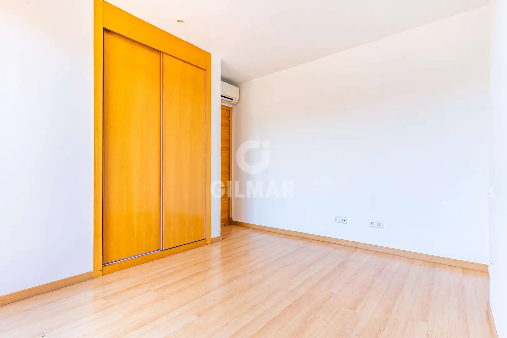 Schlafzimmer von Dachboden zum Verkauf in Madrid mit Heizung, Privatgarten und Abstellraum