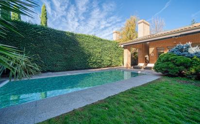 Piscina de Casa o xalet en venda en Pozuelo de Alarcón amb Aire condicionat, Calefacció i Jardí privat