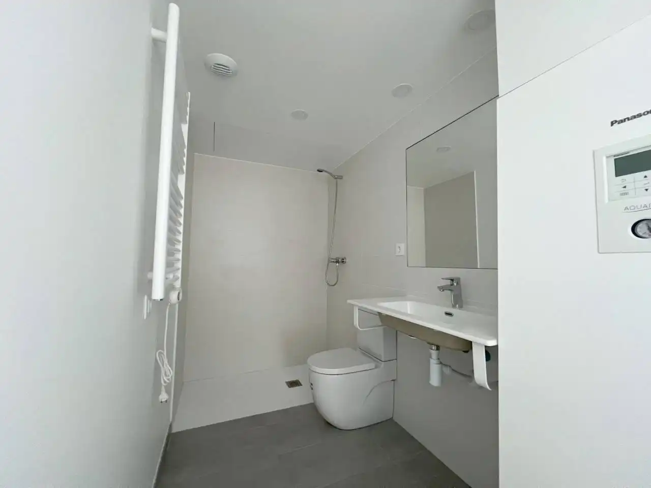 Badezimmer von Wohnungen zum Verkauf in Cubelles mit Klimaanlage, Heizung und Parkett